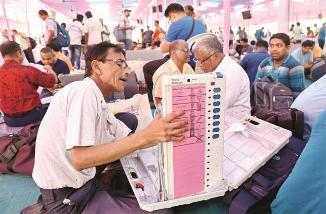 Election officials tending machines for polling. Photo: INN